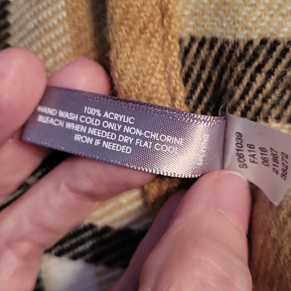 🩷 3/$15 Charter Club Camel Plaid Shawl, One Size, NWT - Picture 6 of 6